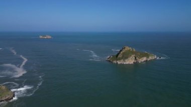 Torquay, Torbay, Güney Devon, İngiltere: DRONE AERIAL VİEWS: İnsansız hava aracı engebeli kıyı şeridini ve denizi gösteren Thatcher Kayası 'na doğru uçuyor.