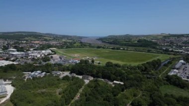 Newton Abbot, Güney Devon, İngiltere: DRONE VIEWS: İnsansız hava aracı, güneşli bir yaz gününde Newton Abbot Yarış Pistini, Teign Nehri 'ni ve çevresindeki iş ve mülkleri yüksek açılı görmek için yakınlaşır (Clip 2)).