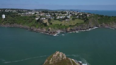 Torquay, Torbay, Güney Devon, İngiltere: DRONE AERIAL VİEWS: İnsansız hava aracı Thatcher Kayası 'nın en yüksek noktasından anakaraya ve Thatcher Point' e doğru uçar; Teignmouth 'a doğru giden kıyı şeridi arka planda görülebilir.