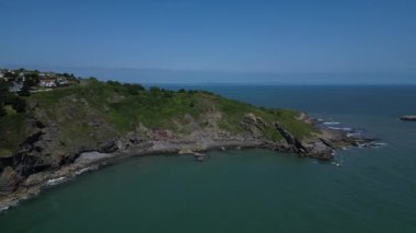 Torquay, Torbay, Güney Devon, İngiltere: DRONE AERIAL VİEWS: Umut Burnu yarımadasına yakın çekim (Klip 2) Torbay kıyı şeridi boyunca uçar).