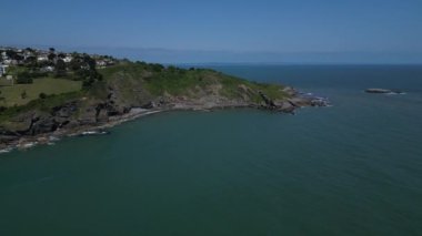 Torquay, Torbay, Güney Devon, İngiltere: DRONE AERIALVIEWS: İHA Torbay kıyı şeridi boyunca Umut Burnu yarımadasına doğru uçar (Klip 1)).