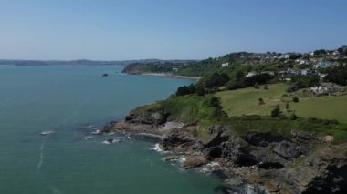 Torquay, Torbay, Güney Devon, İngiltere: DRONE AERIAL VİEWS: İHA Torbay kıyı şeridi boyunca uçarak Thatcher Point 'e doğru gidiyor.).