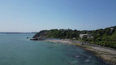 Torquay, Torbay, Güney Devon, İngiltere: DRONE AERIAL VİEWS: İHA Meadfoot Sahili 'nin yanında renkli bir sahile doğru uçuyor..