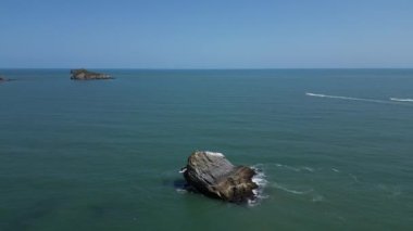 Torquay, Torbay, Güney Devon, İngiltere: DRONE AERIAL VİEWS: İki sürat teknesi Thatcher Rock 'a doğru giderken insansız hava aracı Shag Rock' ın üzerinden uçuyor.