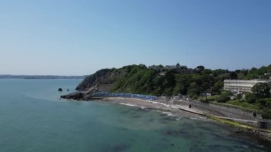 Torquay, Torbay, Güney Devon, İngiltere: DRONE AERIAL VİEWS: İHA Meadfoot Sahili 'nin yanında renkli bir sahile doğru uçuyor.).