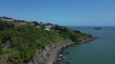 Torquay, Torbay, Güney Devon, İngiltere: DRONE AERIAL VİEWS: İHA Torbay kıyısı boyunca Thatcher Point 'e doğru uçar; Orestone Rock arka planda görülebilir.