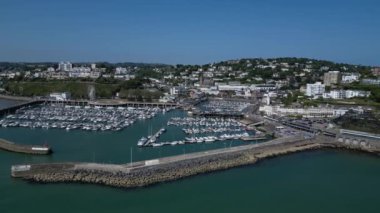 Torquay, Torbay, Güney Devon, İngiltere: DRONE VİEWS: Arka planda Torquay Marina, Liman Duvarı, İngiliz Riviera Tekerleği ve Torquay kasabasının iç ve dış bölgelerini yüksek açıyla gösteren İHA parçaları (Bölüm 3)).