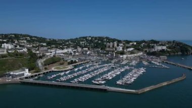 Torquay, Torbay, Güney Devon, İngiltere: DRONE AERIAL VİEWS: İHA Torquay Marina 'nın ve Torbay' ın karşısındaki kasabanın yüksek açılı görüntüsünden geri çekilir; Prenses Tiyatrosu ve İngiliz Riviera Tekerleği resmin solundadır.