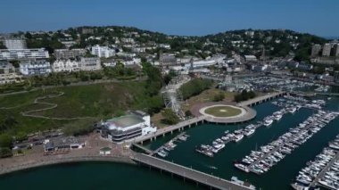 Torquay, Torbay, Güney Devon, İngiltere: DRONE VİEWS: İHA Torquay Marina 'nın batı tarafından ters döner ve özellikleri gösterir, Royal Terrace Gardens (zigzag yolu ile), İngiliz Riviera Wheel ve Prenses Tiyatrosu (tekerleğin solunda).).