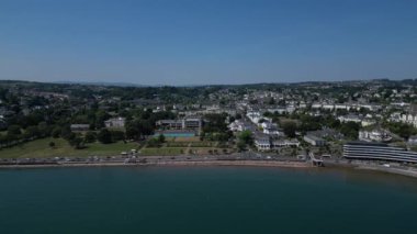 Torquay, Torbay, Güney Devon, İngiltere: İHA, Torre Abbey Sands sahil önünü, ana yolu ve trafiği, Torre Abbey Park ve Torre Abbey Meadows 'u ve arka plandaki Riviera Uluslararası Merkezi ve Torre Abbey Manastırı' nı gösteriyor..