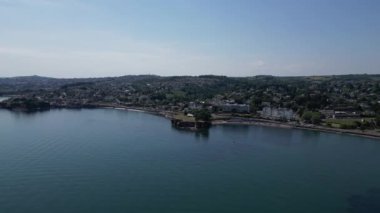 Torquay, Torbay, Güney Devon, İngiltere: İHA Corbyn Head, Corbyn Beach ve Livermead Sands 'e doğru uçuyor; resmin sağında, Corbyn Beach' in karşısındaki Grand Hotel, Torquay (Clip 1)).