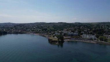 Torquay, Torbay, Güney Devon, İngiltere: İHA Corbyn Head, Corbyn Beach ve Livermead Sands 'e doğru uçuyor; resmin sağında, Corbyn Beach' in karşısındaki Grand Hotel, Torquay (Clip 2)).