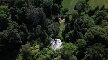 Cockington, Torquay, Güney Devon, İngiltere: DRONE AERIAL VİEWS: İHA, Cockington Country Park 'taki Av Bekçisi Lodge ve üç gölet doğrudan, tepeden bir görüş verir.