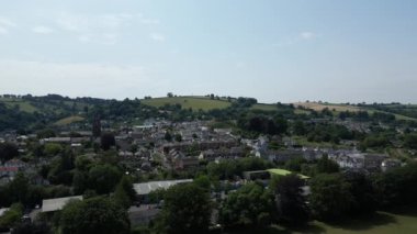 Totnes, Güney Devon, İngiltere: DRONE AERIAL VİEWS: İHA Totnes 'in doğu yakasındaki İstasyon Yolu' na doğru uçuyor Viktorya dönemi banliyö evleri, St Mary Kilisesi ve Totnes Kalesi 'ni gösteriyor.