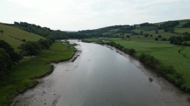 River Dart, Totnes yakınlarında, Güney Devon, İngiltere: İnsansız hava aracı, DRONE Vadisi 'nin üzerinden güneye doğru uçuyor, sırayla, tek bir scull kürekçisi ve Totnes' e doğru kürek çekerken çift skürek takımı gösteriyor..