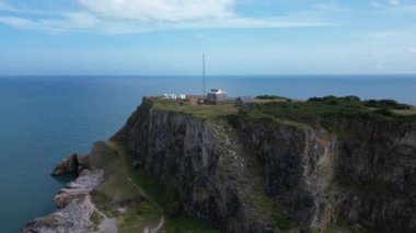 Berry Head, Güney Devon, İngiltere: DRONE AERIAL VİEWS: Deniz feneri ve onsekizinci yüzyıl tahkimatı ve eski bir kireç taşı taş ocağı üzerinde.
