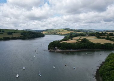River Dart, Stoke Gabriel yakınlarında, Güney Devon, İngiltere: DRONE ViEW: The River Dart, Stoke Gabriel Boat Club ve General Views.