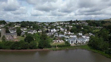 Stoke Gabriel, Güney Devon, İngiltere: DRONE AERIAL VİEWS: İHA, Stoke Gabriel köyü ve St Mary & St Gabriel kilisesinin nehir kenarındaki özelliklerini gösteren Değirmen Havuzu üzerinde sağdan sola doğru iz sürüyor (Clip 2)).