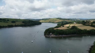 River Dart, Stoke Gabriel yakınlarında, Güney Devon, İngiltere: DRONE VİHA, Stoke Gabriel Tekne Derneği 'nin karargahına doğru nehir dartıyla demirlemiş yatların üzerinden uçuyor, Totnes yönünde kuzeye bakıyor..