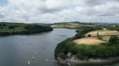 River Dart, Stoke Gabriel yakınlarında, Güney Devon, İngiltere: DRONE VİHA nehir dartlarında demirlemiş yatların üzerinden uçuyor, sonra Stoke Gabriel Boat Derneği karargahının üzerinden, Totnes yönünde kuzeye bakan nehrin görüntüsünü veriyor..