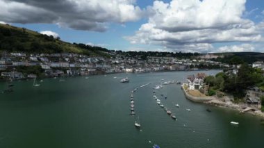 River Dart, Dartmouth, Güney Devon: DRONE VİEWS: DRONE Dart Nehri 'nin Kingswear tarafında uçar, demirli yatları, Kraliyet Dart Yat Kulübü' nü, zevk ve turist teknelerini gösterir; resmin solunda ise Dartmouth kasabası bulunur..