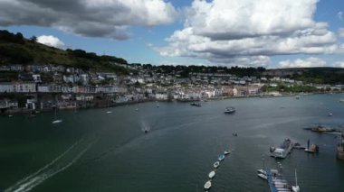 River Dart, Dartmouth, Güney Devon: DRONE VİEWS: Bir yolcu teknesi nehrin aşağısına doğru giderken Dartmouth tarafına doğru uçuyor, Aşağı Feribot Kingswear 'e doğru geçiyor ve bir turist botu nehrin yukarısına doğru gidiyor.