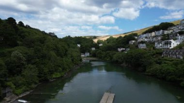 River Dart, Kingswear, Güney Devon, İngiltere: DRONE AERIAL VİEWS: İnsansız hava aracı, Waterhead Deresi üzerinden doğrudan Jubilee Park ve komşu evlere doğru yüksek ormanlık, dik bir vadiden uçuyor.