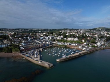 Paignton, Torbay, Güney Devon, İngiltere: DRONE ViEW: İHA Paignton Limanı ve yatları, denizi ve Paignton kasabasını gösteriyor. Paignton, kumlu plajları, konforu ve yelken tesisleriyle turistler için popüler bir yaz mekanıdır..