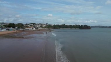 Goodrington Sands, Torbay, Güney Devon, İngiltere: DRONE VİHA, Paignton kasabası yakınlarındaki turistler için popüler bir yaz mevsimi olan sahile doğru akan gelgitin tersine dönüyor. Goodrington 'da kumlu plajlar, lüks oteller, barlar ve kafeler var..