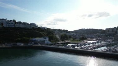 Torquay, Torbay, Güney Devon, İngiltere: DRONE VİEWS: İngiliz Riviera Tekerleği 'ni (suya yansıyan), Prenses Tiyatrosu' nu gösteren İHA Torquay Marina 'ya doğru uçar. Torquay yıl boyunca popüler bir İngiltere sahil tatil beldesidir..