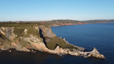 Anstey Koyu, Güney Devon, İngiltere: Drone Torquay yakınlarındaki Ansteys Koyu olarak bilinen eski kireçtaşı ocağının yüksek açılı görüntüsünü verir. Koy eskiden kaçakçılar ve ünlü suç yazarı Agatha Christie tarafından sık sık ziyaret edilirdi.).