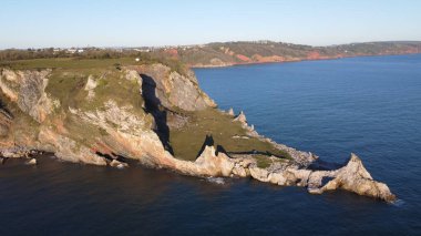 Anstey Koyu, Güney Devon, İngiltere: Drone Torquay yakınlarındaki Ansteys Koyu olarak bilinen eski kireçtaşı ocağının yüksek açılı görüntüsünü verir. Koy eskiden kaçakçılar ve ünlü suç yazarı Agatha Christie tarafından sık sık ziyaret edilirdi.).