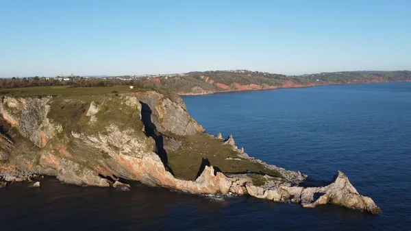 Anstey Koyu, Güney Devon, İngiltere: Drone Torquay yakınlarındaki Ansteys Koyu olarak bilinen eski kireçtaşı ocağının yüksek açılı görüntüsünü verir. Koy eskiden kaçakçılar ve ünlü suç yazarı Agatha Christie tarafından sık sık ziyaret edilirdi.).