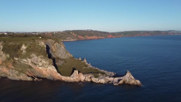 安斯蒂湾 Anstey Cove South Devon England Drone Views 无人驾驶飞机飞向并飞越一个前石灰岩采石场 Limestone — 图库视频影像
