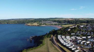 Saltern Cove, Torbay, Güney Devon, İngiltere: DRONE VİEWS: Waterside Park ve Torbay Buhar Demiryolu Hattı; Broadsand Beach uzaktadır. Torbay bölgesi İngiliz Rivierası olarak bilinir ve İngiltere 'nin en büyük tatil / turizm beldesidir..
