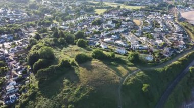 Goodrington, Torbay, Güney Devon, İngiltere: DRONE VİEWS: Sugar Hill ve Torbay Buhar Demiryolu hattı; Drone daha sonra Goodrington 'daki evlere ve Paignton' dan Brixham 'a ana yola doğru uçar. Torbay, İngiltere 'nin en büyük turist / tatil beldesidir..