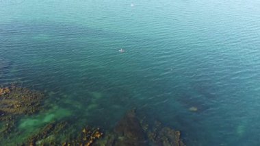 Oyster Cove, Torbay, Güney Devon, İngiltere: DRONE VİEWS: İHA, iki raket pansiyoner / kürek sınırının üzerinde uçuyor. Torbay bölgesi İngiliz Rivierası olarak bilinir ve İngiltere 'de büyük bir tatil beldesi ve turizm merkezidir..