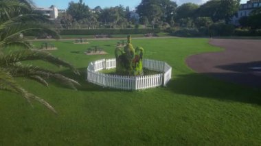 Torquay, Torbay, S. Devon, İngiltere: DRONE VİEW: A Topiary Crown, annesi Kraliçe II Elizabeth 'in 2022 yılında ölümünden sonra, 6 Mayıs 2023 tarihinde Kral III. Tophane Torre Abbey Gardens, Torquay 'da bulunmaktadır (CLIP 3).