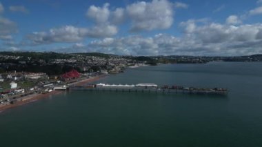 Paignton, Torbay, Güney Devon, İngiltere: DRONE VİEWS: İHA güneyden Paignton Rıhtımına doğru uçuyor Paignton Sahil Önü 'nü Paignton Green' de büyük bir Circus Çadırı ile gösteriyor. Paignton, İngiltere 'de popüler bir tatil ve turizm beldesidir..
