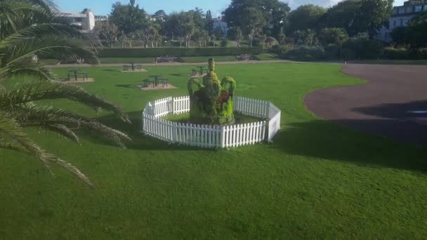 Torquay Torbay Devon England Drone Vfw Topiary Crown Празднует Коронацию — стоковое видео