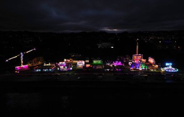 Torquay, Torbay, Güney Devon, İngiltere: Yıllık, yaz eğlence fuarı gökyüzünü aydınlatıyor ve Torquay kıyı şeridi ziyaretçileri çeşitli gezilerin, atlıkarıncaların ve çarpışmaların tadını çıkartıyor. Torquay İngiltere 'nin en büyük tatil beldesidir..