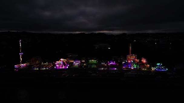 托尔拜 南德文郡 英格兰 德隆概述 夏天的狂欢节在夜晚如火如荼 托尔凯是一个一年四季开放的英国主要旅游胜地 有许多吸引游客的地方 包括码头 俱乐部和餐馆 — 图库视频影像