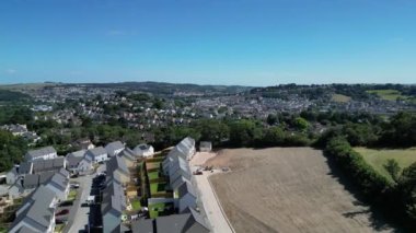 Newton Abbot, Güney Devon, İngiltere: DRONE ViEW: TQ12 bölgesinde inşa edilen yeni bir konut inşaatının genel görünümü. Geliştirme, hükümetin 2030 yılına kadar 1,5 milyon yeni ev inşa etmeyi planladığı dışında (8.).