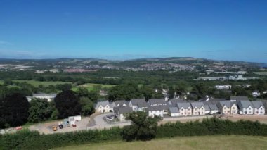Newton Abbot, Güney Devon, İngiltere: DRONE ViEW: TQ12 bölgesinde inşa edilen yeni bir konut inşaatının genel görünümü. Geliştirme, hükümetin 2030 yılına kadar 1,5 milyon yeni ev inşa etmeyi planladığı dışında (Bölüm 5).