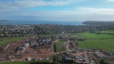 Paignton, Torbay, Güney Devon, İngiltere: DRONE VİEWS: White Rock 'ta yeşil kuşak arazisinde yapım aşamasında olan yeni bir inşaat evi. Yeni inşaat evleri, hükümetin 2030 yılına kadar 1,5 milyon yeni ev inşa etme planının bir parçası (6.).