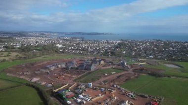 Paignton, Torbay, Güney Devon, İngiltere: DRONE VİEWS: White Rock 'ta yeşil kuşak arazisinde yapım aşamasında olan yeni bir inşaat evi. Yeni inşaat evleri, hükümetin 2030 yılına kadar 1,5 milyon yeni ev inşa etme planının bir parçası (5.).