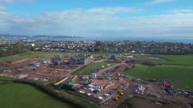 Paignton, Torbay, Güney Devon, İngiltere: DRONE VİEWS: White Rock 'ta yeşil kuşak arazisinde yapım aşamasında olan yeni bir inşaat evi. Yeni inşaat evleri, hükümetin 2030 yılına kadar 1,5 milyon yeni ev inşa etme planının bir parçası. (Klip 4).