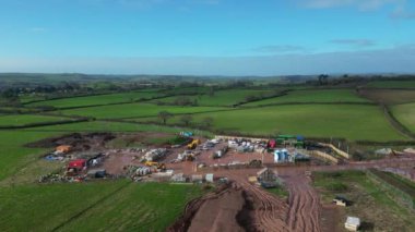 Paignton, Torbay, Güney Devon, İngiltere: DRONE VİEWS: White Rock 'ta yeşil kuşak arazisinde yapım aşamasında olan yeni bir inşaat evi. Yeni inşaat evleri, hükümetin 2030 yılına kadar 1,5 milyon yeni ev inşa etme planının bir parçası. (Klip 2).