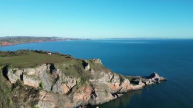 Anstey Koyu, Güney Devon, İngiltere: DRONE VİEWS: İnsansız hava aracı Ansteys Koyu olarak bilinen eski bir kireçtaşı ocağına doğru ve üzerinde uçuyor. Koy eskiden kaçakçılar ve ünlü suç yazarı Agatha Christie tarafından sık sık ziyaret edilirdi..