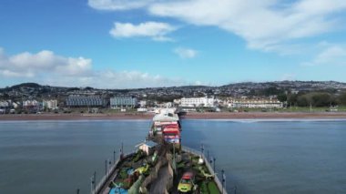 Paignton, Torbay, Güney Devon, İngiltere: DRONE VİEWS: İHA, Kraliçe Victoria 'nın saltanatı sırasında inşa edilen Paignton İskelesi' nin tarihi turistik cazibesi üzerinde ters uçar. Torbay İngiltere 'de popüler bir tatil beldesi..